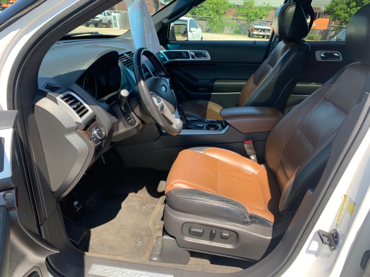 2013 White /Black/Mocha Ford Explorer Limited (1FM5K7F80DG) with an 3.5L FI DOHC 213 CID engine, AUTOMATIC transmission, located at 1830 North Belt Line Road, Irving, TX, 75061, (469) 524-0199, 32.834373, -96.993584 - Photo#7